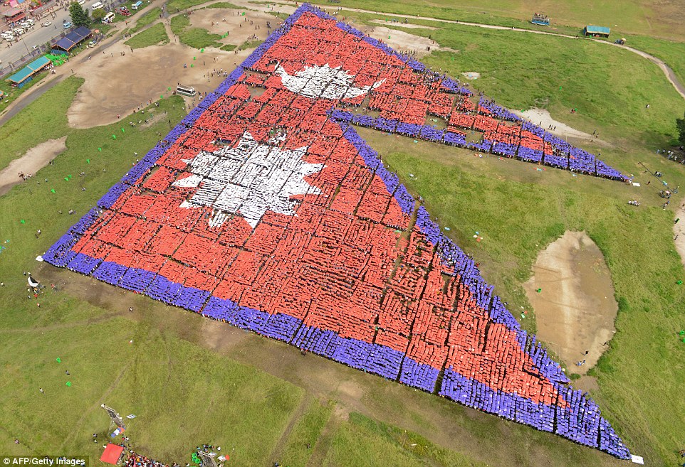 35.000 người Nepal ghép hình quốc kỳ lớn nhất thế giới